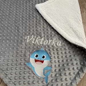 Cápa-baba mintájú babatakaró- hímzett, névre szóló  - Meska.hu