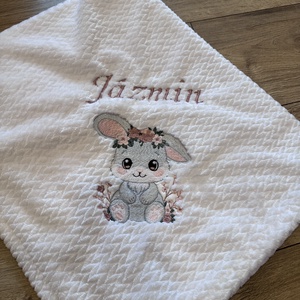 Nyuszi (virágokkal) mintájú egyrétegű babatakaró , névre szóló  - baba - mama - baba ágynemű - babatakaró, gyerek pléd - Meska.hu