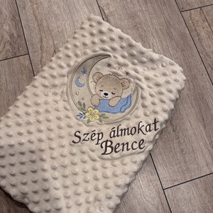 Maci(alvó)  -Minky-sherpa anyagú névre szóló babatakaró  - Meska.hu