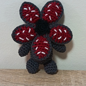 Horgolt demogorgon - játék & sport - plüssállat & játékfigura - szörnyike - Meska.hu