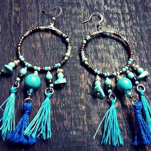 Türkizkék, kék és bronz színben pompázó hosszú lógós bojtos nyári fülbevaló - Meska.hu