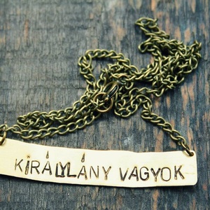 Királylány vagyok - táblácsás nyaklánc, vicces ajándék - Meska.hu