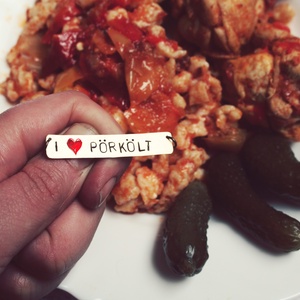 I <3 PÖRKÖLT - táblácskás nyaklánc, vicces ajándék - Meska.hu