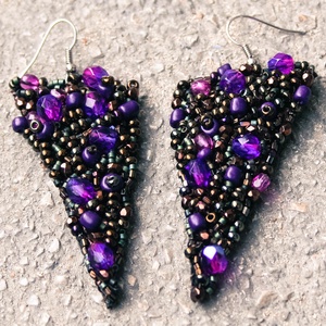 Különleges, misztikus lila, hímzett, gyöngyös fülbevaló!  - Meska.hu