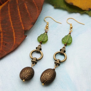 Levél alatt rejtőző poloska fülbevaló - ékszer - fülbevaló - lógó fülbevaló - Meska.hu