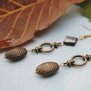 Kagyló alatt rejtőző poloska fülbevaló - ékszer - fülbevaló - lógó fülbevaló - Meska.hu