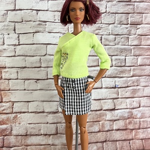 Barbie ruha , Játék & Sport, Baba & babaház, Barbie ruhák, Varrás, Ruha  Barbie babára.
Szett részei: áthajtós blúz, gombbal díszített szoknya. 
A fülbevaló a szett r..., MESKA