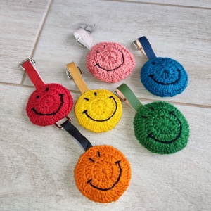 Smile horgolt kulcstartó - otthon & életmód - dekoráció - asztal és polc dekoráció - horgolt & csipketerítő - Meska.hu