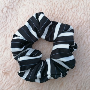 Fekete - fehér csíkos scrunchie , Ruha & Divat, Hajdísz & Hajcsat, Hajgumi, Varrás, MESKA
