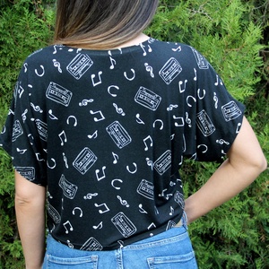 Kazetta - hangjegy mintás haspóló - ruha & divat - női ruha - póló, felső - Meska.hu