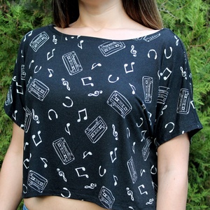 Kazetta - hangjegy mintás haspóló - ruha & divat - női ruha - póló, felső - Meska.hu