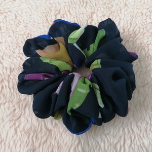 Virágmintás XL scrunchie - textil hajgumi - ruha & divat - hajdísz & hajcsat - hajgumi - Meska.hu