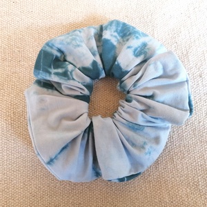 Batikolt scrunchie - textil hajgumi - ruha & divat - hajdísz & hajcsat - hajgumi - Meska.hu