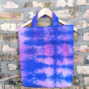 Kék-lila batikolt mintás textil kézitáska  - táska & tok - bevásárlás & shopper táska - shopper, textiltáska, szatyor - Meska.hu