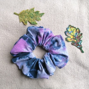 Batikolt scrunchie - textil hajgumi, Ruha & Divat, Hajdísz & Hajcsat, Hajgumi, Varrás, Újrahasznosított alapanyagból készült termékek, MESKA