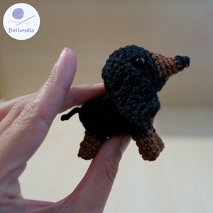 Horgolt mini tacskó kulcstartó - játék & sport - plüssállat & játékfigura - kutya - Meska.hu