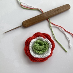 Horgolt kokárda, rózsa alakú - ékszer - kitűző és bross - Meska.hu