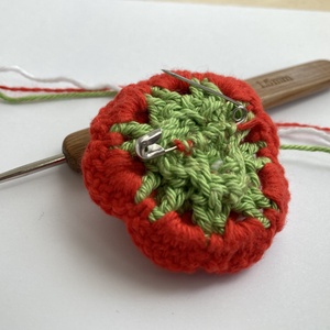 Horgolt kokárda, rózsa alakú - ékszer - kitűző és bross - Meska.hu