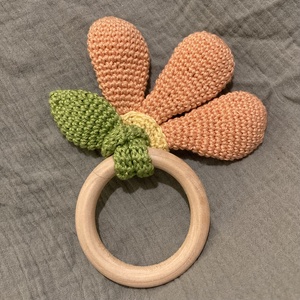 Horgolt virágos rágóka - baba - mama - baba játékok - csörgő - Meska.hu