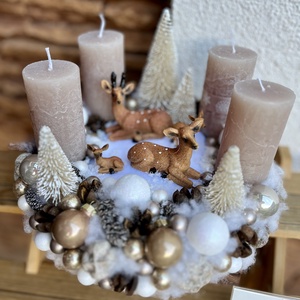 Adventi asztaldísz szőrmés alapra-őzike család - karácsony - adventi díszek - adventi asztaldísz - Meska.hu