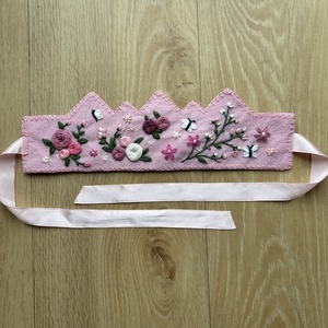 Hímzett filc korona, Ruha & Divat, Hajdísz & Hajcsat, Hajdísz, Hímzés, Varrás, MESKA