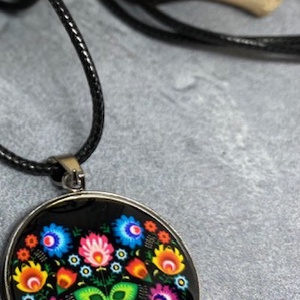 Népi motívummal díszített üveglencsés nyaklánc, Ékszer, Nyaklánc, Medálos nyaklánc, Ékszerkészítés, Üvegművészet, MESKA