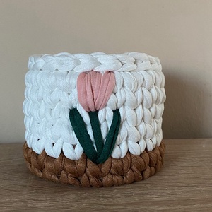 Horgolt kosárka rózsaszín tulipán mintával - Meska.hu