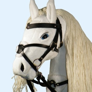 DorkaHorse seprűnyél ló, fehér színben, kantárral, martingállal, és szárral. - Meska.hu