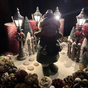 Adventi koszorú LED világítással (Kislány a parkban) - karácsony - adventi díszek - adventi koszorú - Meska.hu