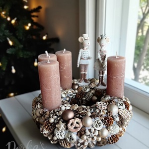 Visszafogott, natúr színvilágú, gazdagon díszített adventi koszorú egér párossal, Karácsony, Adventi díszek, Adventi gyertyadíszek és koszorúdíszek, Virágkötés, MESKA