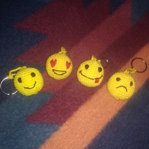 Horgolt emoji kulcstartó/táskadísz, Táska & Tok, Kulcstartó & Táskadísz, Kulcstartó, Horgolás, MESKA