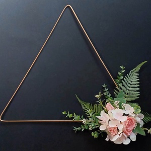Dekor háromszög virággal, Esküvő, Dekoráció, Helyszíni dekor, Virágkötés, MESKA