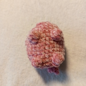 Cuki horgolt rózsaszín mini malac plüss  - játék & sport - plüssállat & játékfigura - malac - Meska.hu