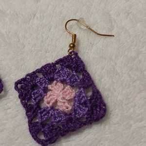 Horgolt lila négyzet fülbevaló  - ékszer - fülbevaló - lógó fülbevaló - Meska.hu