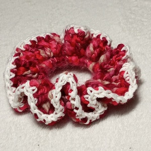 Horgolt fehér szélű piros hajgumi scrunchie , Ruha & Divat, Hajdísz & Hajcsat, Hajgumi, Horgolás, MESKA