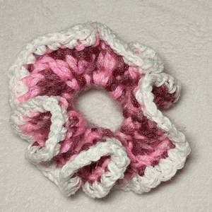 Horgolt fehér szélű rózsaszín hajgumi scrunchie  - ruha & divat - hajdísz & hajcsat - hajgumi - Meska.hu