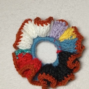 Horgolt barna szélű színes hajgumi scrunchie  - ruha & divat - hajdísz & hajcsat - hajgumi - Meska.hu