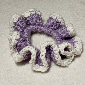 Horgolt fehér szélű lila hajgumi scrunchie , Ruha & Divat, Hajdísz & Hajcsat, Hajgumi, Horgolás, MESKA