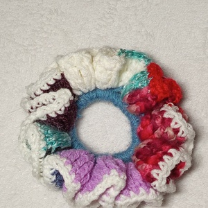 Horgolt fehér szélű színes hajgumi scrunchie  - ruha & divat - hajdísz & hajcsat - hajgumi - Meska.hu