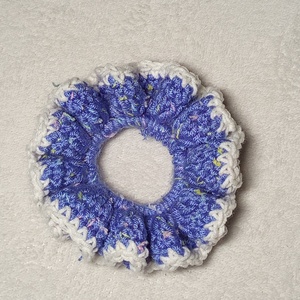 Horgolt fehér szélű kék hajgumi scrunchie  - ruha & divat - hajdísz & hajcsat - hajgumi - Meska.hu