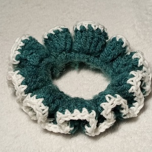 Horgolt fehér szélű sötét zöld hajgumi scrunchie , Ruha & Divat, Hajdísz & Hajcsat, Hajgumi, Horgolás, MESKA