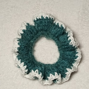 Horgolt fehér szélű sötét zöld hajgumi scrunchie  - ruha & divat - hajdísz & hajcsat - hajgumi - Meska.hu