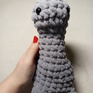 Horgolt szürke Dylan a dinó plüss , Játék & Sport, Plüssállat & Játékfigura, Plüss dínók, Horgolás, Varrás, MESKA