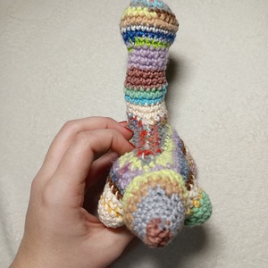 Horgolt szines dinó plüss  - játék & sport - plüssállat & játékfigura - plüss dínók - Meska.hu