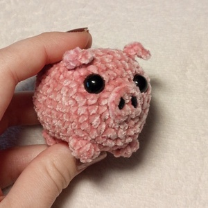 Cuki horgolt rózsaszín mini malac plüss , Játék & Sport, Plüssállat & Játékfigura, Malac, Varrás, Horgolás, MESKA