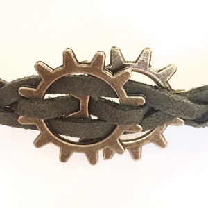 Steampunk karkötő zöld fonott bőrrel, 2 fogaskerékkel - ékszer - karkötő - fonott karkötő - Meska.hu