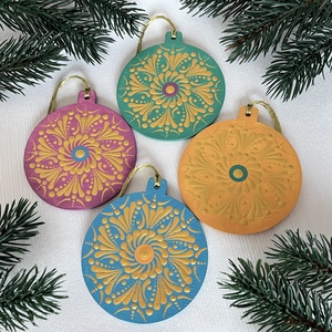 Színes arany mandala karácsonyfadísz szett  4 db, kézzel festett, elegáns ünnepi dekoráció - karácsony - karácsonyi lakásdekoráció - karácsonyfadíszek - Meska.hu