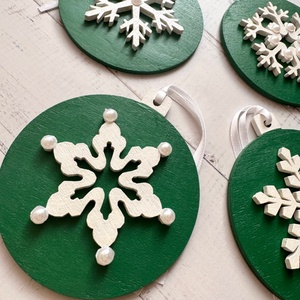 Zöld karácsonyi fa hópehely dísz szett  kézzel festett, elegáns dekoráció - karácsony - karácsonyi lakásdekoráció - karácsonyfadíszek - Meska.hu