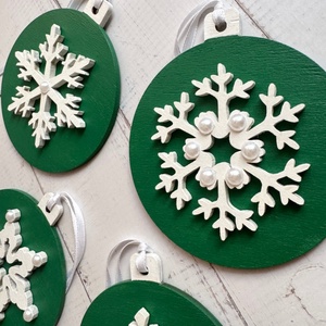 Zöld karácsonyi fa hópehely dísz szett  kézzel festett, elegáns dekoráció - karácsony - karácsonyi lakásdekoráció - karácsonyfadíszek - Meska.hu