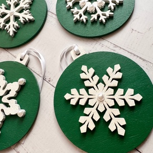 Zöld karácsonyi fa hópehely dísz szett  kézzel festett, elegáns dekoráció - karácsony - karácsonyi lakásdekoráció - karácsonyfadíszek - Meska.hu